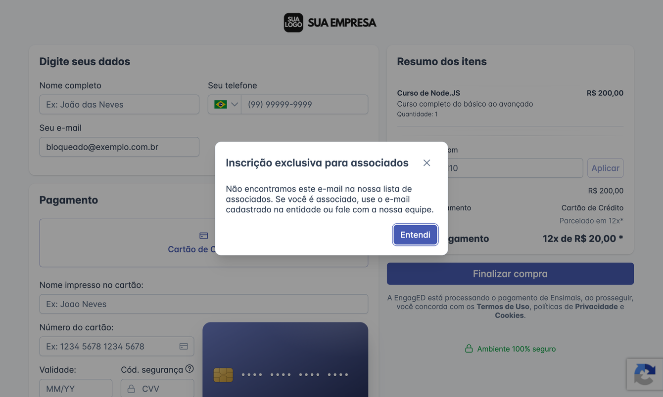 Checkout com o e-mail bloqueado@exemplo.com.br preenchido e a janela Inscrição exclusiva para associados aberta sobre o formulário, com o botão Entendi